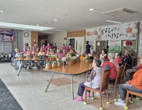 5월 8일 어버이날을 맞아 행사를 진행하여 어르신들의 사랑과 은혜에 감사를 전하는 시간을 가져보았습니다. 지난 기억들은 희미해지셨지만 자녀들을 사랑하고 아끼는 마음으로 그 누구보다 뜨거운 인생을 살아오신 어르신들께 존경하는 마음을 담아 카네이션을 전달하고 