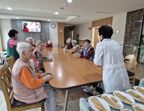 11월 요리교실은 겨울철에 어울리는 따끈한 어묵꼬지를 준비해보았습니다~어르신들께서 꼬지에 얇은 어묵과 봉어묵을 끼워 만드신 어묵꼬지를 무와 채소를 넣은 육수에 보글보글 끓이는 동안 구성진 아리랑을 합창하시며 즐겁게 보내셨습니다. 포장마차나 휴게소에서 드시는 느낌이 나시도록 길쭉한 종이컵에 담아 제공해드리니 색달라 재미있어 하셨고 비 오는 날 따뜻한 국물에 몸도 풀리고 더 맛있다고 하시며 만족스러워하셨습니다.^^ 