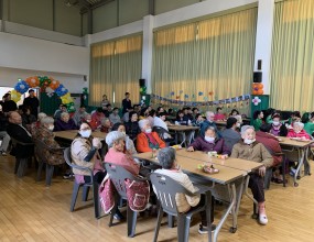 지난 12월 19일 금요일 이양면 복지회관 2층 대강당에서 사회복지법인 모니카의 송년회가 진행되었습니다. 행사진행에  앞서 원장님께서 1년간 무탈하게 지내온 시간에 대한 감사와 앞으로도 열정적인 자세로 사회복지의 가치를 실현하겠다는 각오를 다지시며 송년회의 포문을 열어주셨습니다. 요양원 어르신들께서는 흥겨운 장구댄스, 트로트 무대를 감상하시며 즐거워하셨고 행운권 당첨에 환호하기도 하셨습니다.행사의 중반부에서는 우수직원표창이 있었는데요, 저희 요양원에서는 따뜻한 마음으로 어르신들을 모시고 보호자님과 소통하시며 종사자들을 화합케하시는 노영옥 간호과장님께서 수상하셨습니다. 한해를 돌아보며 일년간 프로그램에 참여하셨던 어르신들의 모습이 담긴 영상과 종사자들의 새해인사로 송년회는 대단원의 막을 내렸습니다. 2026년도에도 저희 삼성재활전문요양원은 어르신들의 행복과 건강을 위해 최선을 다하겠습니다! 감사합니다.&nbsp;